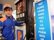 Nhân viên chuẩn bị bơm xăng E5 RON 92 cho khách hàng tại một đại lý thuộcPetrolimex.Ảnh: Hữu Khoa.