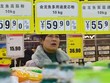 Một phụ nữ Trung Quốc trong siêu thị hồi tháng 3. Ảnh: Reuters.