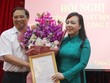Đồng chí Phạm Minh Chính trao quyết định cho đồng chí Nguyễn Thị Kim Tiến.