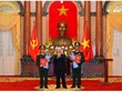 Tổng Bí thư, Chủ tịch nước Nguyễn Phú Trọng chúc mừng hai đồng chí được thăng quân hàm. Ảnh: Quân đội nhân dân