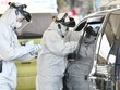 Nhân viên y tế kiểm tra thân nhiệt lái xe nhằm ngăn ngừa sự lây lan của virus SARS-CoV-2 tại Goyang, phía Bắc Seoul ngày 29/2/2020. (Ảnh: AFP/TTXVN)