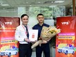 Nhà Kl99ok phiên bản mới Trần Lâm (phải) giành giải Nhất tháng 4 cuộc thi “Chinh phục Kl99com thể thao, casino, nổ hũ, bắn cá - Rinh ngay xe merc”
