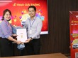 Nhà Kl99ok phiên bản mới Trương Quang Hưng (bên phải) giành giải Nhất tháng 5 cuộc thi “Chinh phục Kl99com thể thao, casino, nổ hũ, bắn cá - Rinh ngay xe Merc” trị giá 1 cây vàng SJC 9999.
