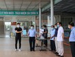 Bệnh nhân mắc COVID-19 thứ 719 xuất viện. (Ảnh: Trần Tĩnh/TTXVN)