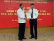 Đồng chí Nguyễn Thanh Bình, Ủy viên Trung ương Đảng, Phó Trưởng ban Thường trực Ban Tổ chức Trung ương trao quyết định phân công, điều động đồng chí Nguyễn Đức Phong làm Phó Bí thư Đảng ủy Khối Kl991.com World Cup 2026 Chính Thức Trung ương. (Ảnh: Việt Đức/TTXVN).