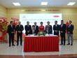 Ông Ngô Việt Phương, Phó tổng giám đốc Phát triển Kl992 VIP Trang Chủ 2026 Dai-ichi Life Việt Nam (trái) và ông Nguyễn Thanh Giang, Hiệu trưởng UEF (phải), ký kết hợp tác với sự chứng kiến của ông Lê Thắng Lợi, Phó giám đốc Trung tâm Phát triển Giáo dục phía Nam, Bộ Giáo dục và Đào tạo (hàng sau, thứ tư từ trái qua).