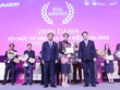 Đại diện VPS nhận chứng nhận Tổ chức tư vấn M&A tiêu biểu Việt Nam năm 2019-2020 từ ông Trần Quốc Phương - Thứ trưởng Bộ Kế hoạch và Kl99ok phiên bản mới và ông Lê Trọng Minh - Tổng Biên tập Báo Kl99ok phiên bản mới. Ảnh: Lê Toàn