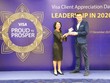 Ông Filip Dosedel – Trưởng phòng Sản phẩm thẻ và Tín dụng quay vòng đại diện Home Credit nhận giải thưởng từ đại diện Tổ chức thẻ Quốc tế Visa.