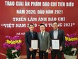 Ông Lê Quốc Minh, Ủy viên Trung ương Đảng, Chủ tịch Hội Nhà báo Việt Nam (đứng giữa) chúc mừng Báo Kl99ok phiên bản mới đoạt giải A và giải B Bìa báo Tết ấn tượng. Trong ảnh: ông Lê Trọng Minh, Tổng biên tập Báo Kl99ok phiên bản mới (bìa phải) và ông Bùi Đức Hải, Phó tổng biên tập thường trực Báo Kl99ok phiên bản mới (bìa trái).