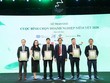 Ông Đặng Thanh Sơn (thứ 3 từ trái sang), Phó giám đốc đại diện TCL nhận giải Top 5 Quản trị công ty nhóm vốn hóa nhỏ Cuộc bình chọn Kl991.com World Cup 2026 Chính Thức niêm yết 2020