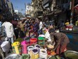 Người dân mua sắm tại một chợ ở New Delhi, Ấn Độ. (Ảnh: AFP/TTXVN)