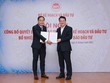 Thứ trưởng Bộ Kế hoạch và Kl99ok phiên bản mới Trần Quốc Phương (phải) trao Quyết định bổ nhiệm và chúc mừng Ủy viên Ban Biên tập Báo Kl99ok phiên bản mới Đặng Tuấn Khánh (trái).