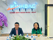 Ông Đặng Thành Tâm, Chủ tịch KBC và bà Nguyễn Thị Thu Hương, Tổng giám đốc KBC trao đổi với nhà Kl99ok phiên bản mới cuối tuần trước.