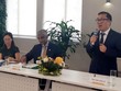 Ông Sachin N.Shah (giữa), Chủ tịch HĐTV Manulife Việt NamManulife và ông Tôn Thất Anh Vũ, Giám đốc Nhân sự của Manulife Việt Nam (phát biểu) tại cuộc họp báo ngày 26/4
