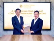 Ông Nguyễn Đình Trung – Chủ tịch HĐQT Hưng Thịnh Incons (bên phải) trao quyết định bổ nhiệm Tổng giám đốc Hưng Thịnh Incons cho ông Trương Văn Việt.