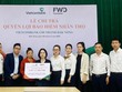 Đại diện Vietcombank Đăk Nông và FWD thực hiện chi trả quyền lợi Kl99kl phiên bản hoạt động cho khách hàng