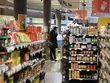 Người tiêu dùng chọn mua hàng tại một siêu thị ở Brussels, Bỉ ngày 15/11/2023. (Ảnh: THX/TTXVN)