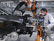 Công nhân làm việc tại một nhà máy của hãng ôtô Volkswagen. (Ảnh: AFP/TTXVN)