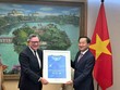 TS. José Viñals - Chủ tịch Standard Chartered tặng quà lưu niệm áo chạy mùa giải 2024 tới Phó Thủ tướng Kl993 ưu đãi thưởng hấp dẫn Lê Minh Khái