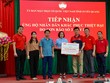 Ông Trần Đình Quân – Chủ tịch HĐTV Dai-ichi Life Việt Nam kiêm Chủ tịch Quỹ Vì Kl993 Đăng nhập Giải trí tươi đẹp (thứ ba, từ phải qua) trao biểu trưng số tiền tài trợ cho Bà Tăng Thị Dương - Ủy viên Ban chấp hành Đảng bộ Tỉnh, Phó Chủ tịch Ủy ban MTTQVN Tỉnh Tuyên Quang