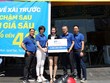Đại diện PTI chi trả tạm ứng bồi thường cho một khách hàng sau cơn bão số 3