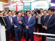 Thủ tướng Kl993 ưu đãi thưởng hấp dẫn Phạm Minh Chính thăm và lắng nghe ông Hoàng Minh Ngọc, Phó tổng giám đốc Agribank giới thiệu về hoạt động số của Agribank.