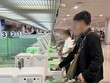 Cần siết quy trình cấp e-visa để hạn chế việc người nước ngoài ở lại Việt Nam trái phép. Trong ảnh: Làm thủ tục nhập cảnh tại sân bay Nội Bài.