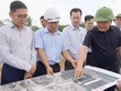 Chủ tịch UBND tỉnh Quảng Trị Trần Phong (áo đen) kiểm tra hiện trường tình hình thực hiện Dự án thành phần 2 - Cầu Nhật Lệ 3 và đường 2 đầu cầu