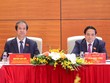 Thủ tướng Phạm Minh Chính và Bộ trưởng Bộ Giáo dục và Đào tạo Nguyễn Kim Sơn thảo luận tại tổ về các văn kiện Đại hội và dự thảo các văn kiện trình Đại hội XIV của Đảng - Ảnh: VGP/Nhật Bắc