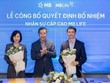 Chủ tịch HĐQT Link Vào Nhà Cái KL99 COM Tặng +199k MB (giữa) trao quyết định bổ nhiệm và chúc mừng 2 lãnh đạo mới của MB Life