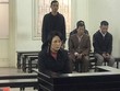 Bị cáo Hoa, đeo kính.