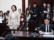 Đạo diễn Hoàng Nhật Nam (đứng) và đạo diễn Việt Tú.
