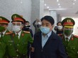 Dẫn giải bị cáo Chung đến tòa sáng nay.