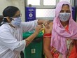 Một người dân đang tiêm một liều vắc xin Covid-19 tại Bệnh viện HB Kanwatia ở Jaipur, Rajasthan, Ấn Độ vào ngày 11/4/2021. Ảnh: Getty Images