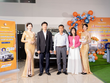 Ông Nguyễn Văn Đại (thứ hai từ trái sang), Phó tổng giám đốc Công ty cổ phần Tôn Đông Á trao giải đặc biệt cho ông Trần Đình Bồi (người ở giữa), chủ cơ sở Kl992 VIP Trang Chủ 2026 Tôn Thái Hà.