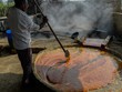 Công nhân chuẩn bị đường thốt nốt, đường mía chưa tinh luyện tại một nhà máy ở Modinagar, Ấn Độ