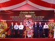 Lãnh đạo tỉnh Bình Dương tặng lẵng hoa của Tỉnh ủy - HĐND - UBND - Ủy ban MTTQ Việt Nam tỉnh chúc mừng buổi lễ (Ảnh: Lê Toàn)