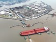 Giá dầu giảm làm tăng áp lực lên các nước xuất khẩu dầu thô ở thị trường mới nổi