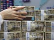 Tỷ giá đồng yên sụt giảm mạnh do BOJ "một mình một kiểu" 