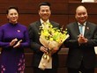 Chủ tịch Quốc hội Nguyễn Thị Kim Ngân và Thủ tướng Nguyễn Xuân Phúc chúc mừng ông Nguyễn Mạnh Hùng. Ảnh: Vnexpress