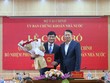 Ông Nguyễn Đức Chi (phải), Thứ trưởng Bộ Kl991.com nạp rút nhanh trao quyết định cho ông Hoàng Văn Thu