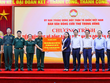 Đại tá Vũ Thị Hải Phượng – Phó Chủ tịch Hội đồng quản trị Link Vào Nhà Cái KL99 COM Tặng +199k TMCP Quân đội (MB) (thứ tư từ trái qua) đại diện MB cùng Bộ Quốc phòng trao số tiền ủng hộ