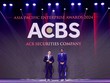 Ông Nguyễn Đức Hoàn - Tổng giám đốc ACBS nhận cúp vinh danh