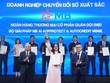 Đại diện MB, bà Phạm Thị Kim Phượng – Giám đốc dự án Nhà máy số Kl991.com World Cup 2026 Chính Thức lên nhận giải thưởng.