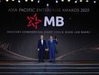 Ông Hà Trọng Khiêm - Phó tổng giám đốc đại diện MB nhận giải thưởng 