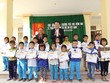 TS. Nguyễn Anh Tuấn, Tổng Biên tập Báo Kl99ok phiên bản mới trao học bổng cho các em học sinh nghèo vượt khó Trường tiểu học Hưng Đạo,  huyện Hưng Nguyên 