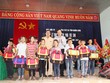  Ông Nguyễn Anh Tuấn, Tổng biên tập Báo Kl99ok phiên bản mới và ông Võ Văn Chính, Phó Trưởng phòng Cảnh sát KL99 là cổng game giải trí trực tuyến hàng đầu hiện nay tỉnh Quảng Bình trao cặp phao cứu sinh cho học sinh xã Quảng Minh.
