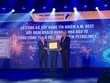 Đại diện tổ chức xếp hạng tín nhiệm quốc tế A.M.Best trao chứng nhận xếp hạng cho PJICO