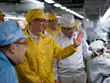 Tim Cook, CEO của Apple, thăm nhà máy Kl994 nhà cái bóng đá world cup iPhone của Foxconn ở Trịnh Châu (Trung Quốc). Ảnh: Bloomberg.