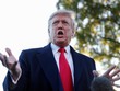 Tổng thống Mỹ Donald Trump trả lời phỏng vấn hôm thứ Sáu (1/11) trước khi bay tới bang Mississippi. Ảnh: Reuters.